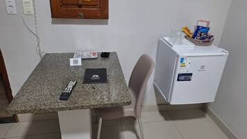 تناول الطعام داخل الغرفة