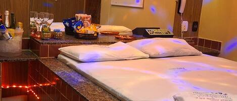 1 bedroom, bed sheets