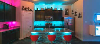 Biograf! Poolbord!Lackland! Forfængelighed værelse !! I nærheden af Seaworld! 