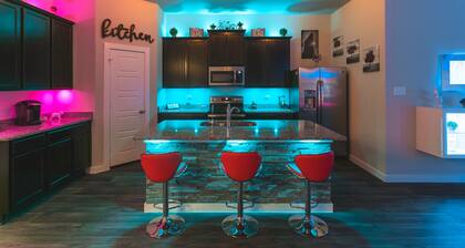 Movie Theatre! Pool Table!Lackland! Vanity room !! Near Seaworld !