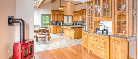 Frigorífico, microondas, horno y placa de cocina