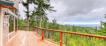 Secluded cabin with amazing water views, huge deck, fireplace, & jetted tub