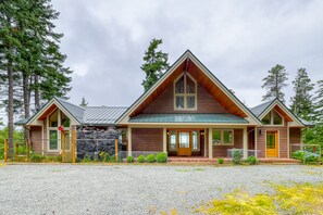 Exterior - Secluded cabin with amazing water views, huge deck, fireplace, & jetted tub (Eastsound)