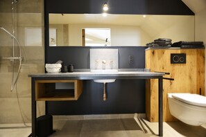 House | Bathroom | Shower, rainfall showerhead, designer toiletries, hair dryer - Hof van Eine (Oudenaarde)