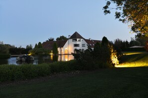 Front of property - evening/night - Hof van Eine (Oudenaarde)