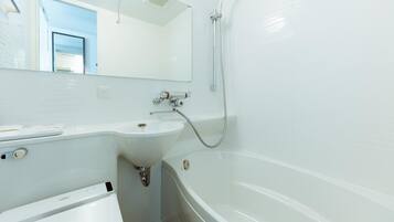 Un baño moderno con un lavamanos blanco, una bañera y una ducha.