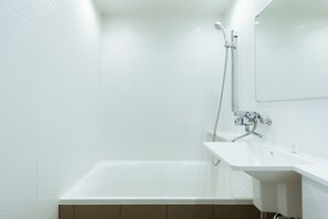 Standard-Zweibettzimmer | Badezimmer | Hausschuhe, Handtücher