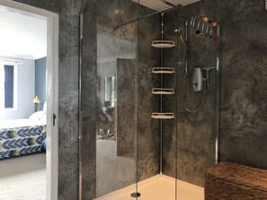 Habitación triple Deluxe | Ducha del cuarto de baño