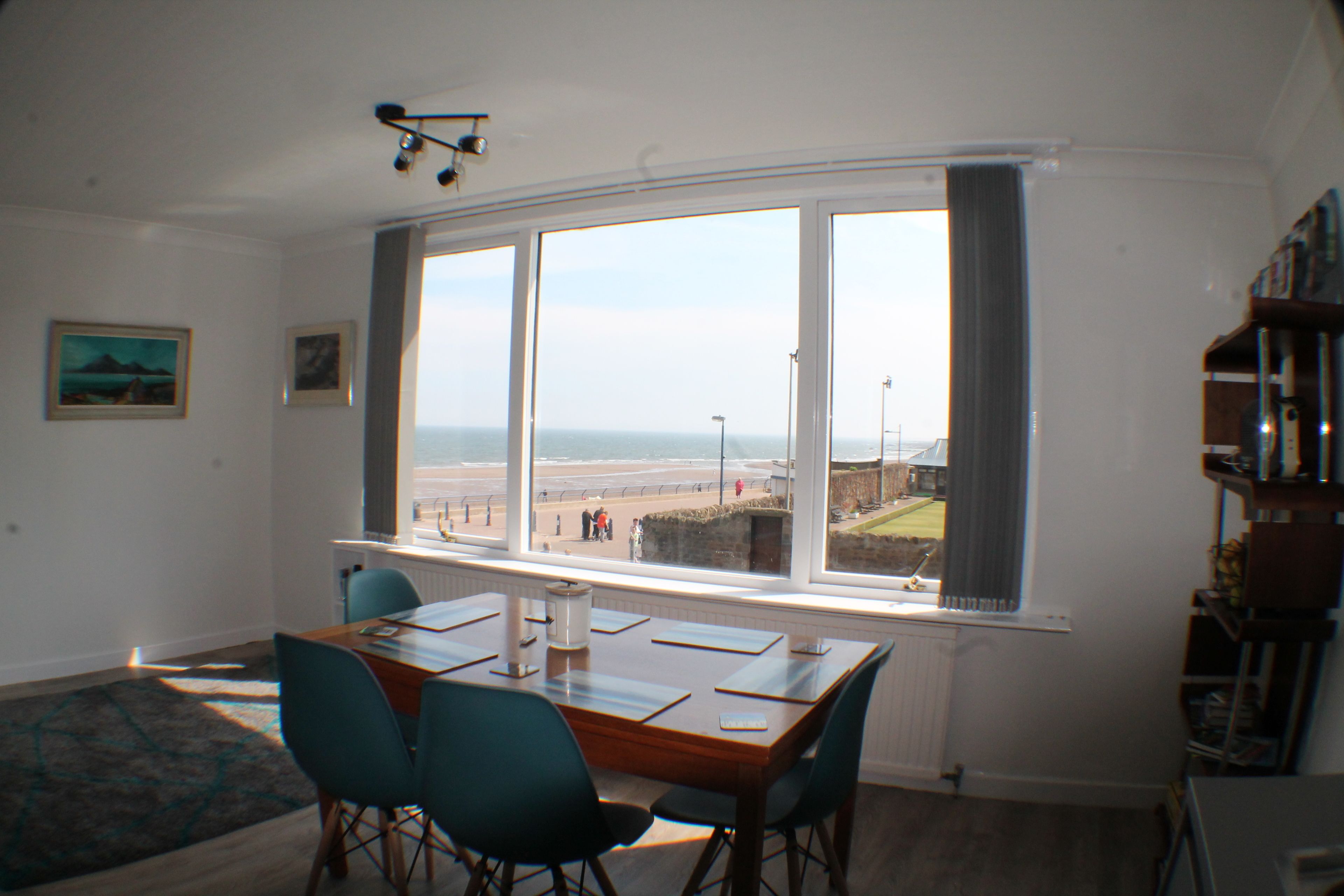 Een kookplaat, kookgerei, borden en bestek