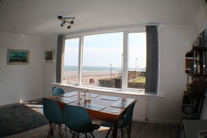 Een kookplaat, kookgerei, borden en bestek