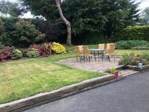 Outdoor dining - Comfortable king size room with private bathroom (Rostrevor)