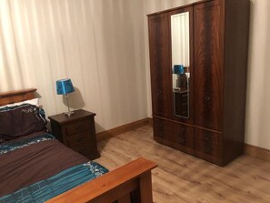 1 bedroom, WiFi - Comfortable king size room with private bathroom (Rostrevor)