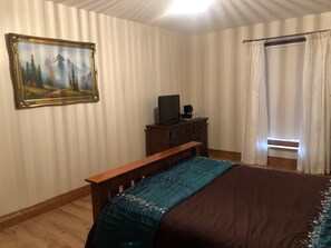 1 bedroom, WiFi - Comfortable king size room with private bathroom (Rostrevor)