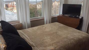 2 chambres, bureau, fer et planche Ă repasser, lit parapluie