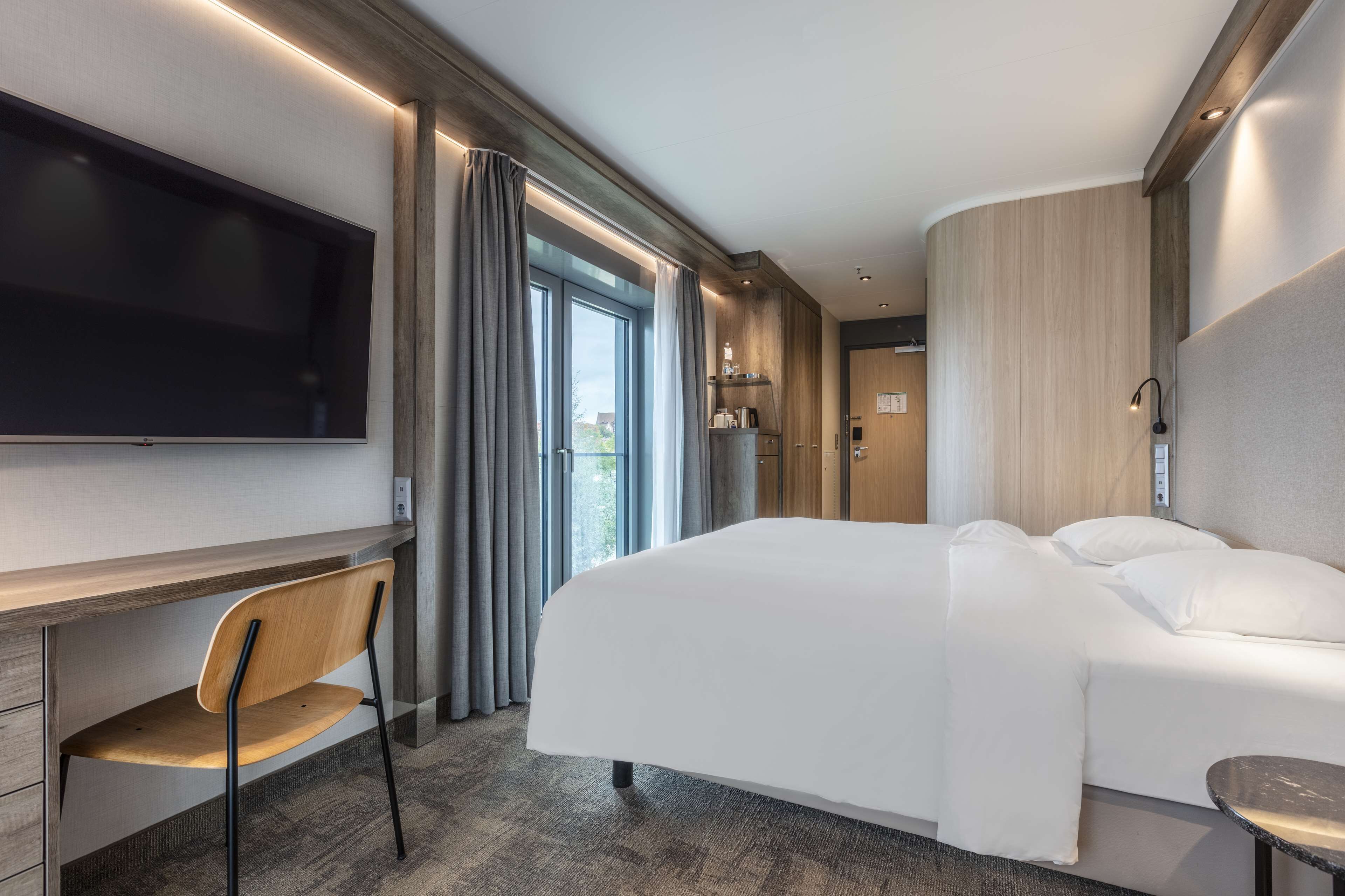 standard room, corner | 1 bedroom, in-room safe, desk, laptop workspace