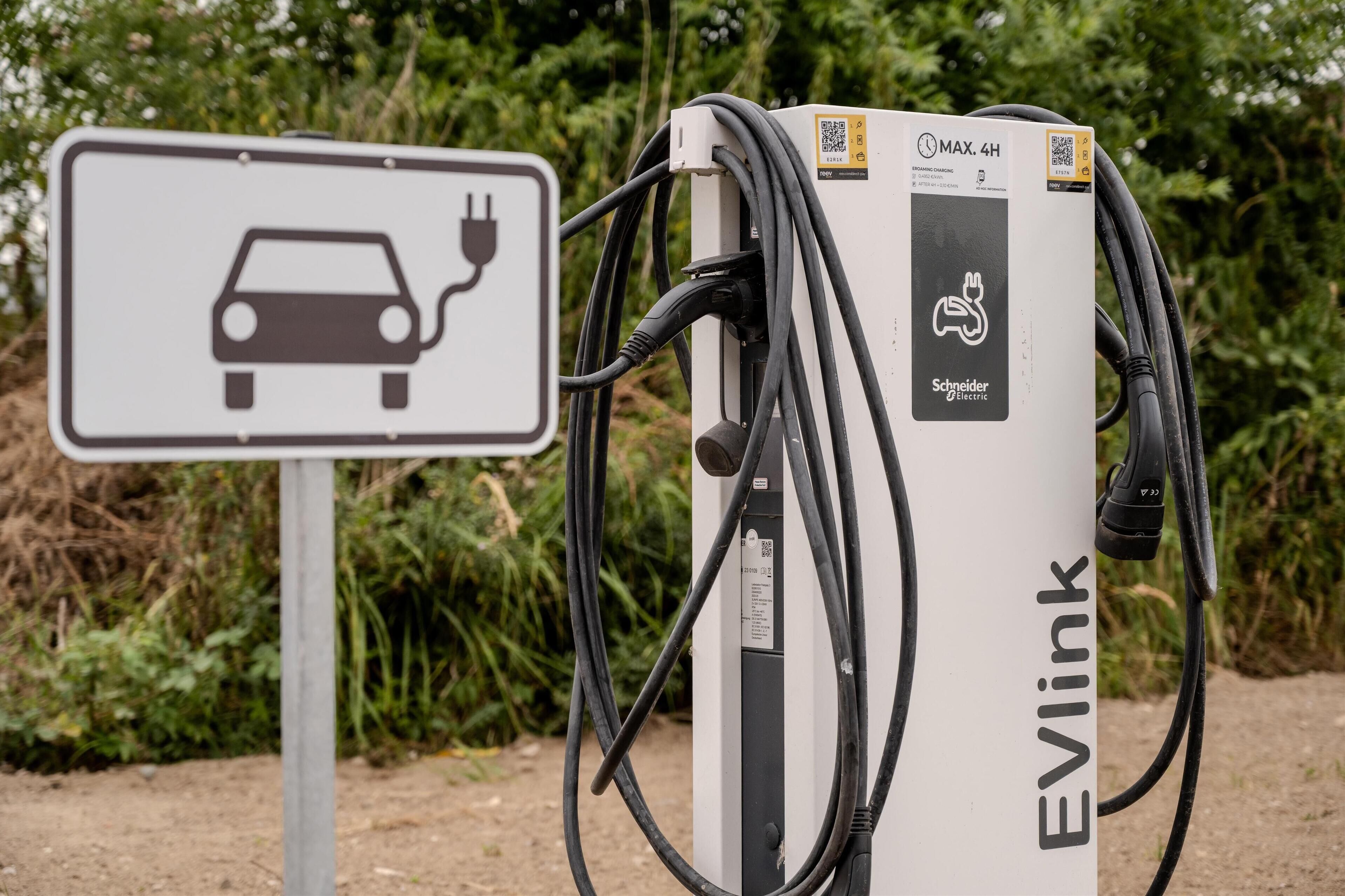 Una estación de carga EVlink con un cartel que indica que es para vehículos eléctricos.