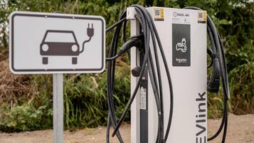 Una estación de carga EVlink con un cartel que indica que es para vehículos eléctricos.