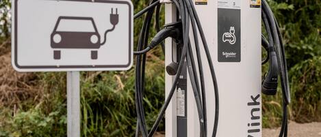 Una estación de carga EVlink con un cartel que indica que es para vehículos eléctricos.