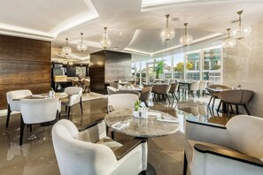 2 restaurantes; se sirven desayunos 