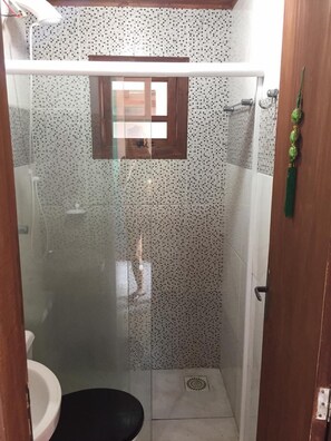 Bungalow | Badezimmer | Dusche, Haartrockner, Handtücher, Seife