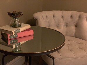 Rom | Minibarvarer (inkludert), safe på rommet og skrivebord