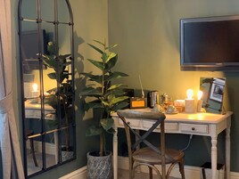 Comfort Double Room | In-room dining