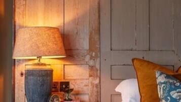 King Double Room | Free minibar items, in-room safe, desk, laptop workspace