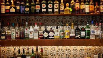 Un bar amb diverses prestatgeries plenes de diferents ampolles de licors.