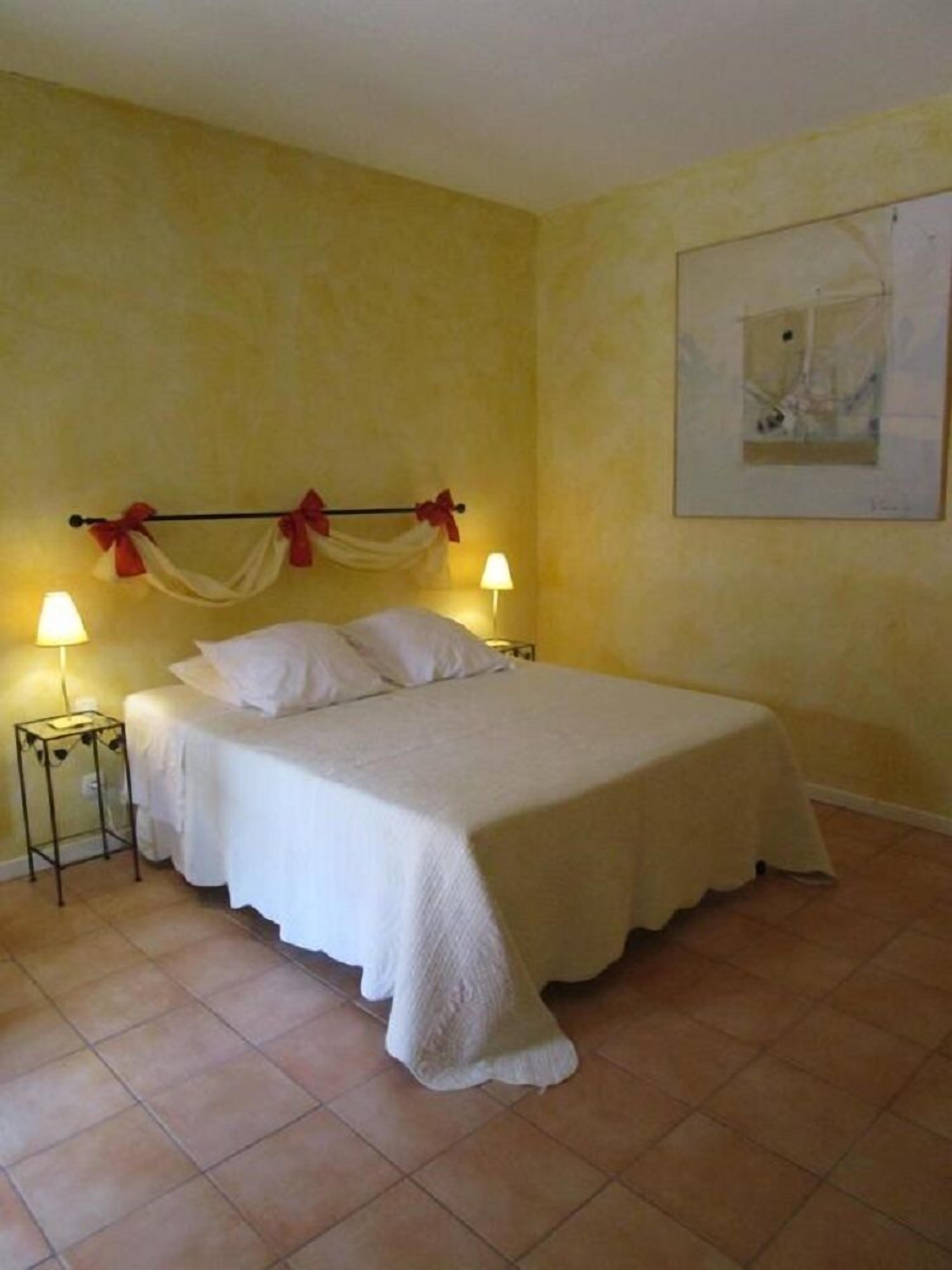 Comfort tweepersoonskamer | Een bureau, een laptopwerkplek, geluiddichte muren, beddengoed