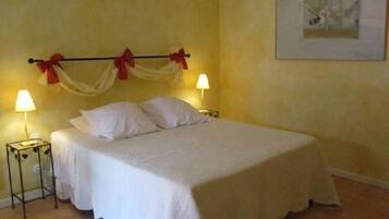 Comfort tweepersoonskamer | Een bureau, een laptopwerkplek, geluiddichte muren, beddengoed