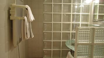 Comfort Double Room | Bathroom | Shower, free toiletries, hair dryer, towels