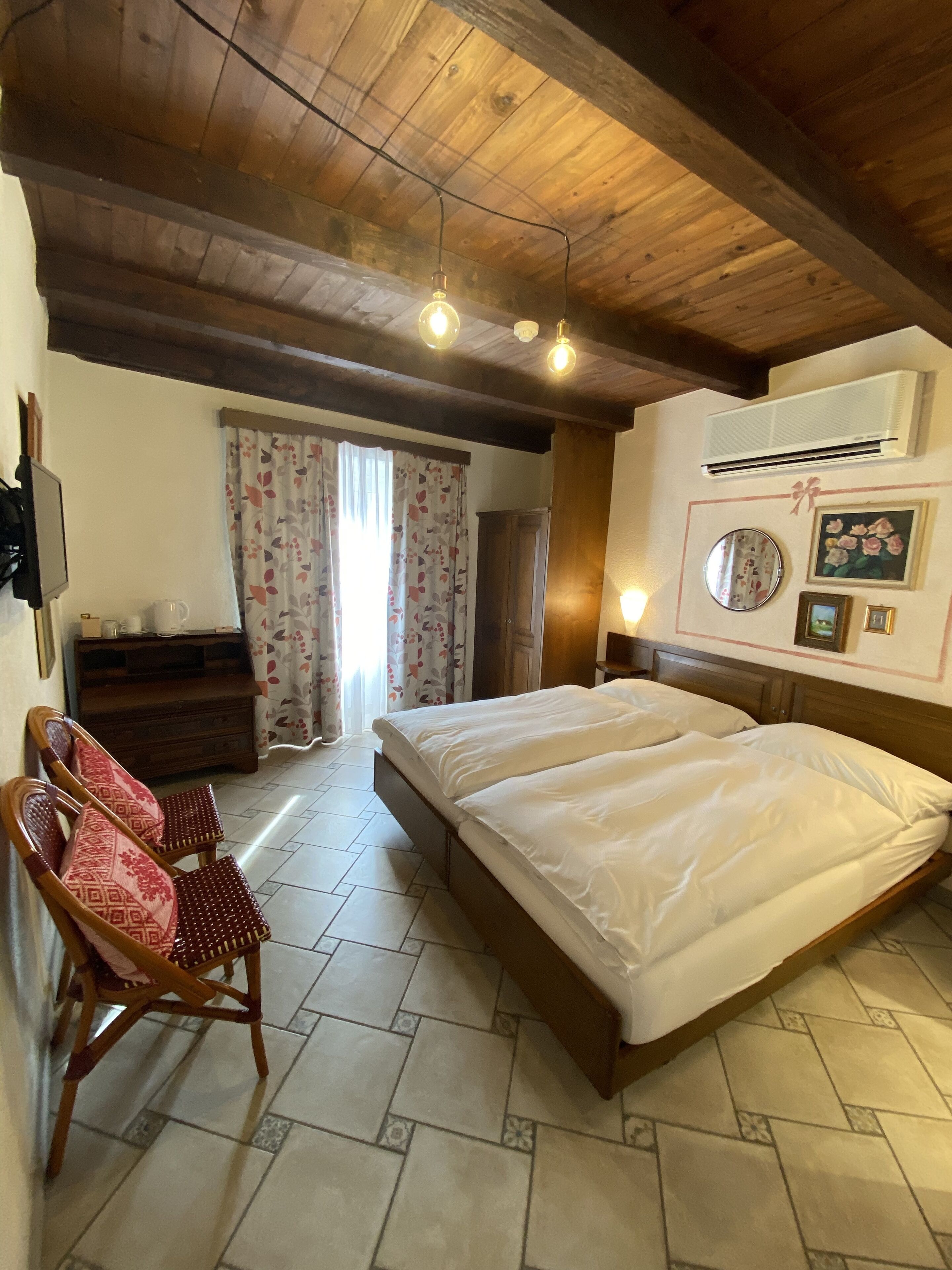 classic double room | in-room safe, desk, free wifi, bed sheets