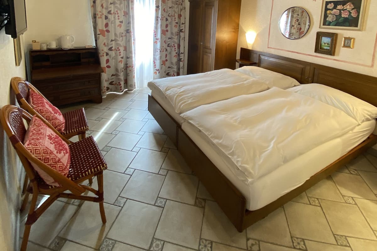 classic double room | in-room safe, desk, free wifi, bed sheets