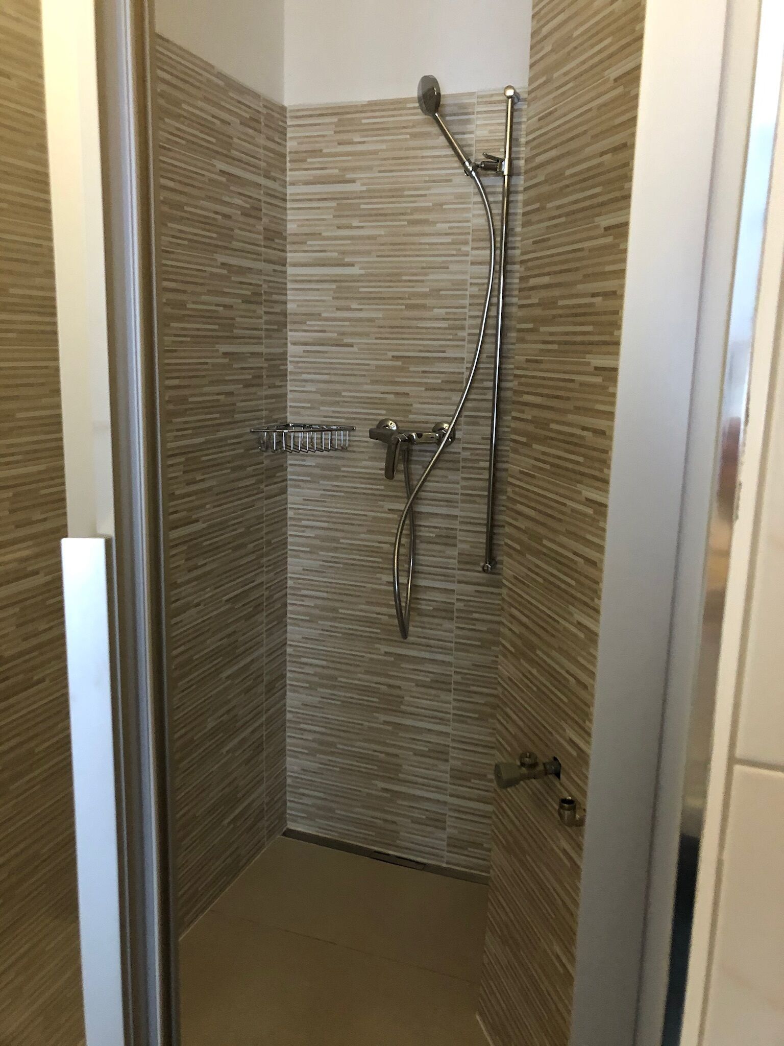 comfort double room | bathroom | shower, free toiletries, hair dryer, slippers