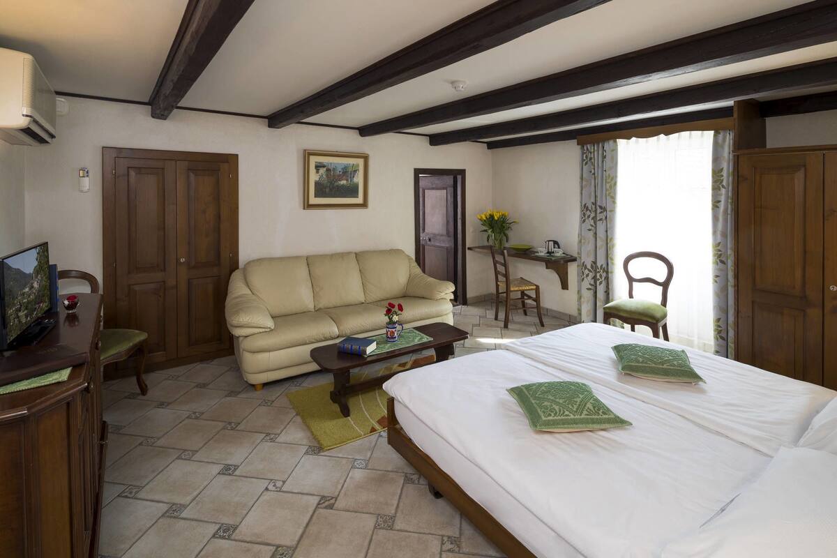 In-room safe, desk, WiFi (free), bed sheets