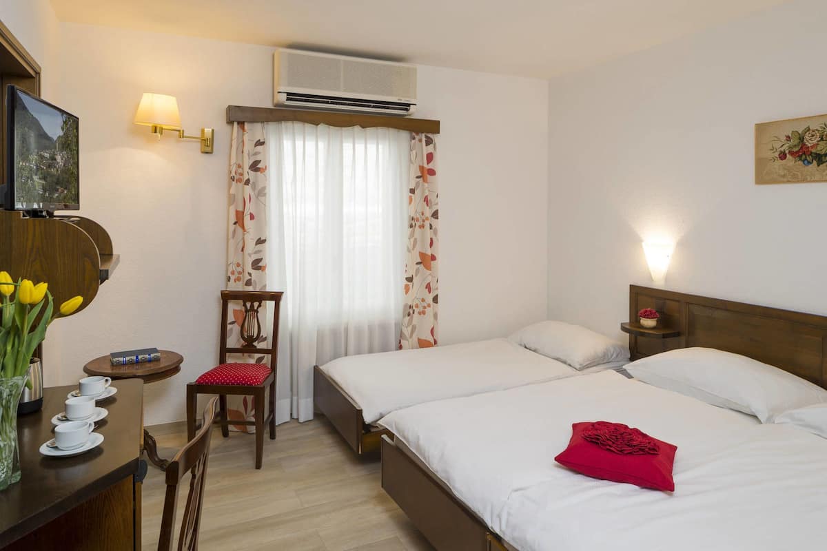 Classic Triple Room | 1 bedroom, in-room safe, desk, free WiFi
