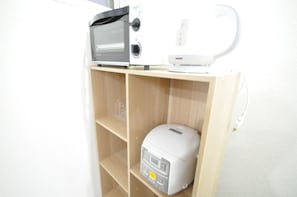 Kühlschrank, Mikrowelle, Wasserkocher, Kochgeschirr/Geschirr/Besteck