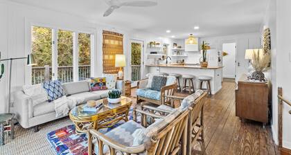 Classic Waterfront Cottage Private Pool Near Beach Water Views