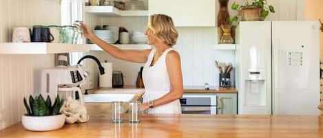 Réfrigérateur, four à micro-ondes, un four, surface de cuisson