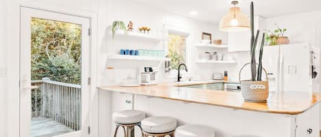 冷蔵庫、電子レンジ、オーブン、コンロ