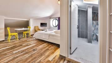 1 bedroom, desk, laptop workspace, soundproofing
