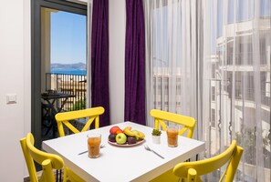 Leilighet – superior, sjøutsikt | Spiseområde på rommet