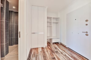 Comfort-Studio, zum Garten hin | Wohnbereich | 80-cm-Flachbildfernseher mit Satellitenempfang, LCD-Fernseher