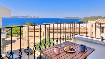 Apartamento superior, vistas al mar | Balcón