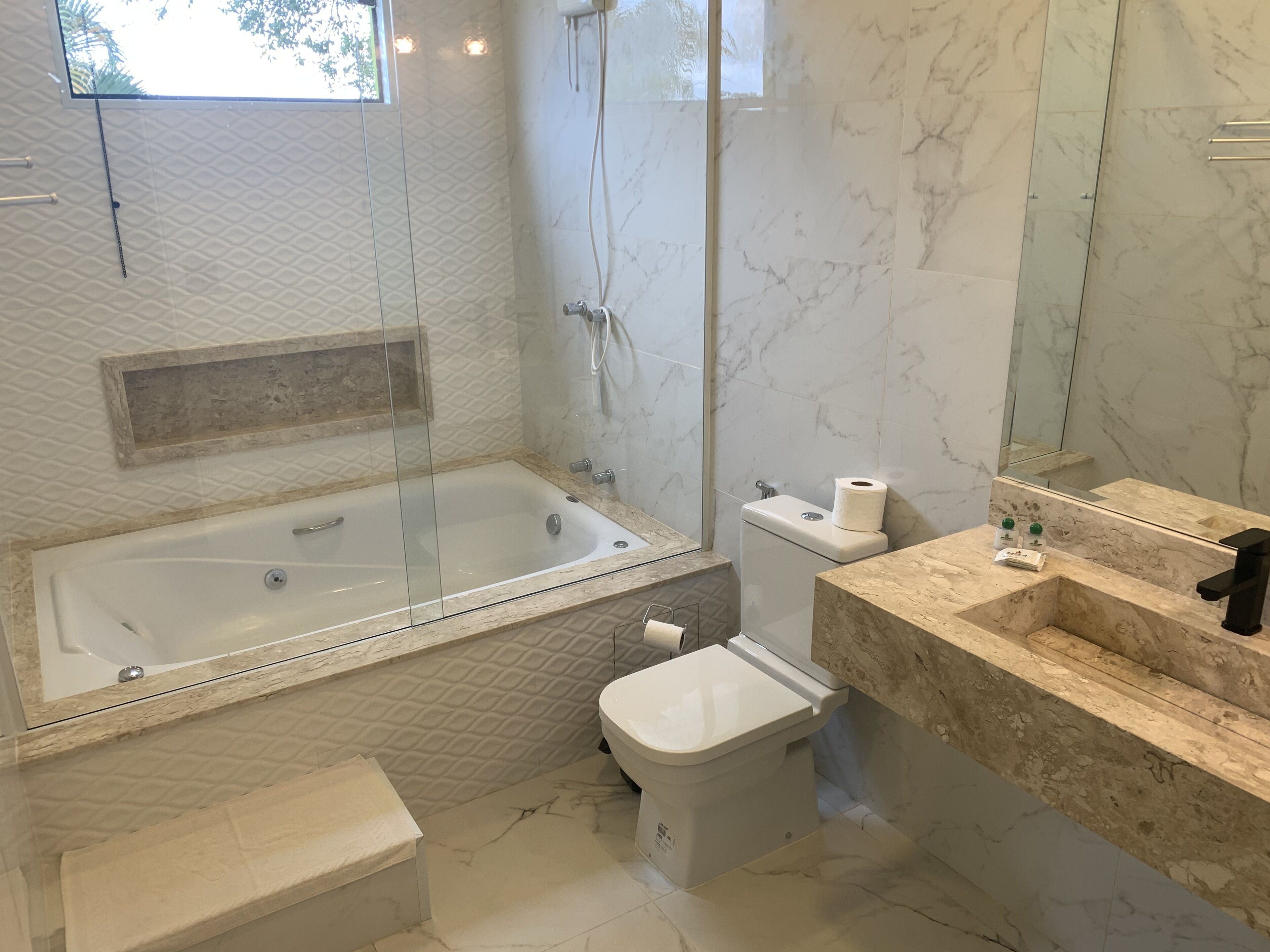 Suite – deluxe | Bad | Dusj, dusjhode med hydromassaje, hårføner og håndklær