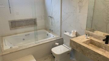 Suite – deluxe | Bad | Dusj, dusjhode med hydromassaje, hårføner og håndklær
