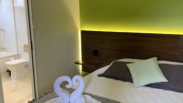 Suite Deluxe | Minibar, escritorio, cortinas blackout y tabla de planchar con plancha