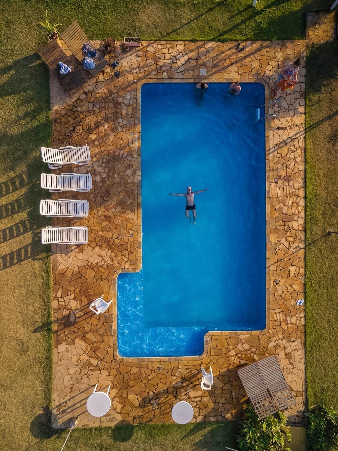 Alberca al aire libre, sombrillas en la alberca y camastros 