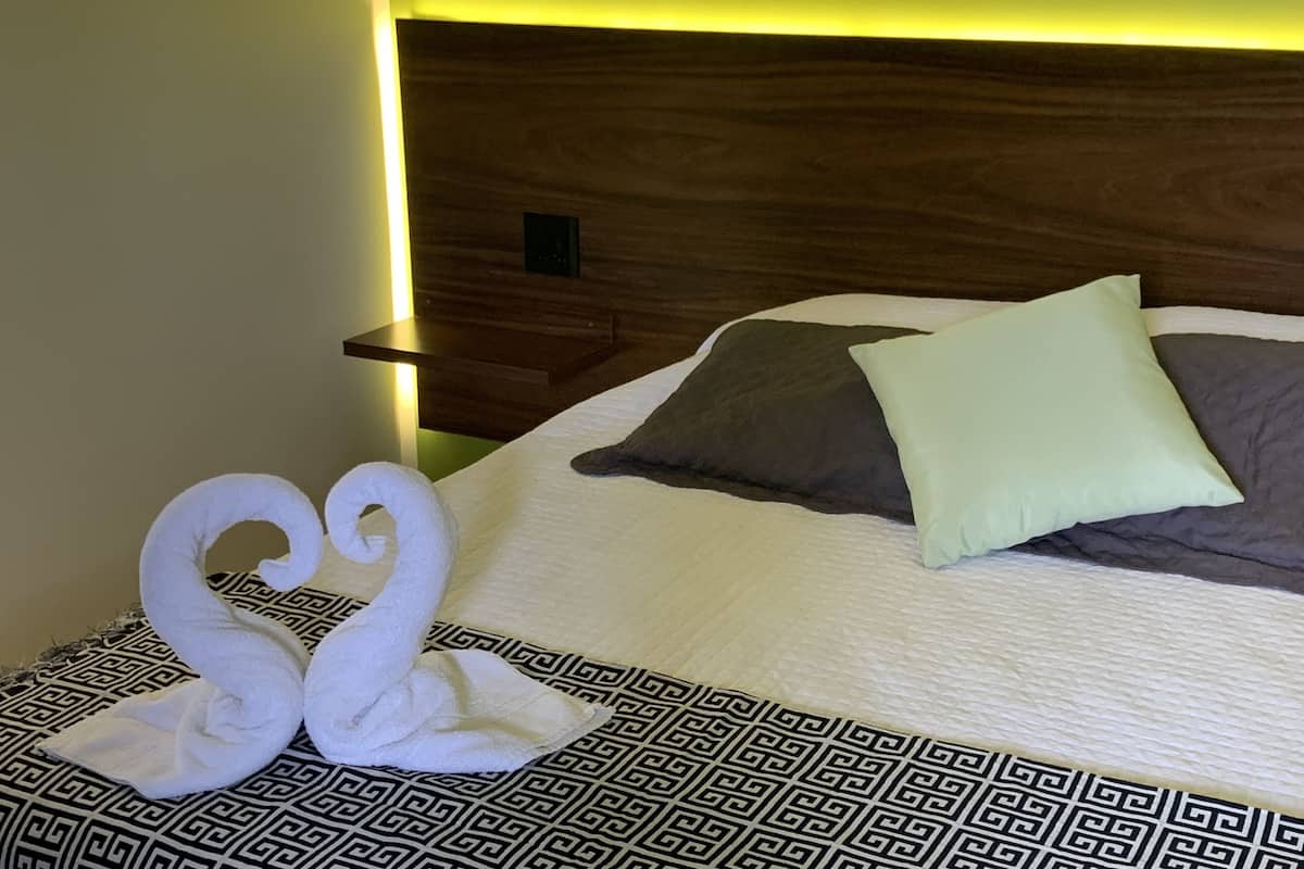 Deluxe suite | Een minibar, een bureau, verduisterende gordijnen
