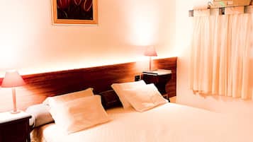 Minibar, bureau, rideaux occultants, fer et planche Ă  repasser